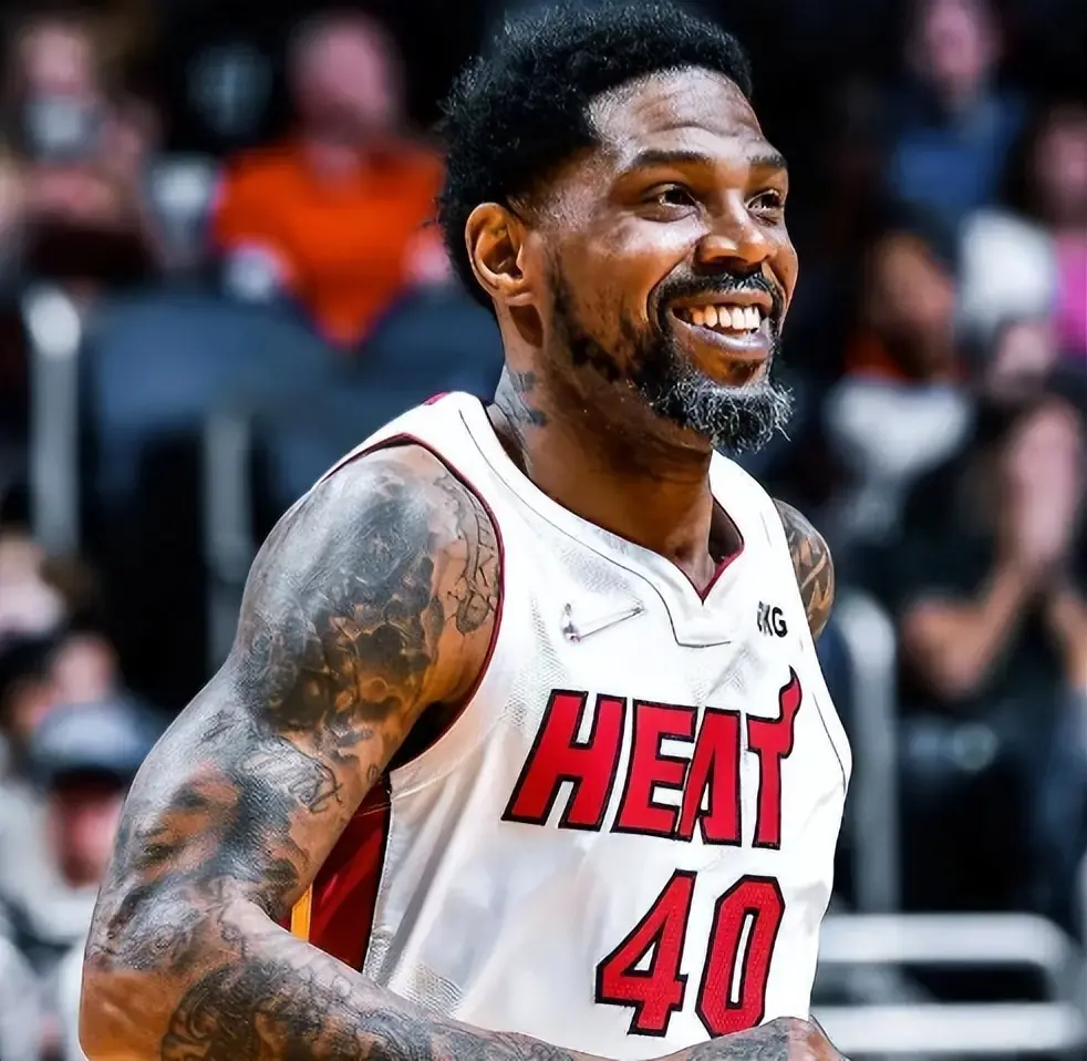 关于冲刺阶段菲尼克斯太阳调整名单以备欧篮联,门线救险环节打磨,质疑声仍在,年轻球员得到机会的信息 关于冲刺阶段菲尼克斯太阳调整名单以备欧篮联,门线救险环节打磨,质疑声仍在,年轻球员得到机会的信息